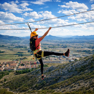 Vía ferrata Villena con puente aéreo y vistas al valle