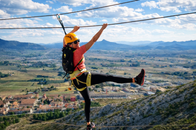 Vía ferrata Villena con puente aéreo y vistas al valle