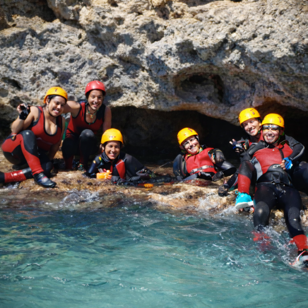 Coasteering en Alicante – Experiencia en cueva marina Costa Blanca Coasteering en Alicante – Experiencia en cueva marina Costa Blanca