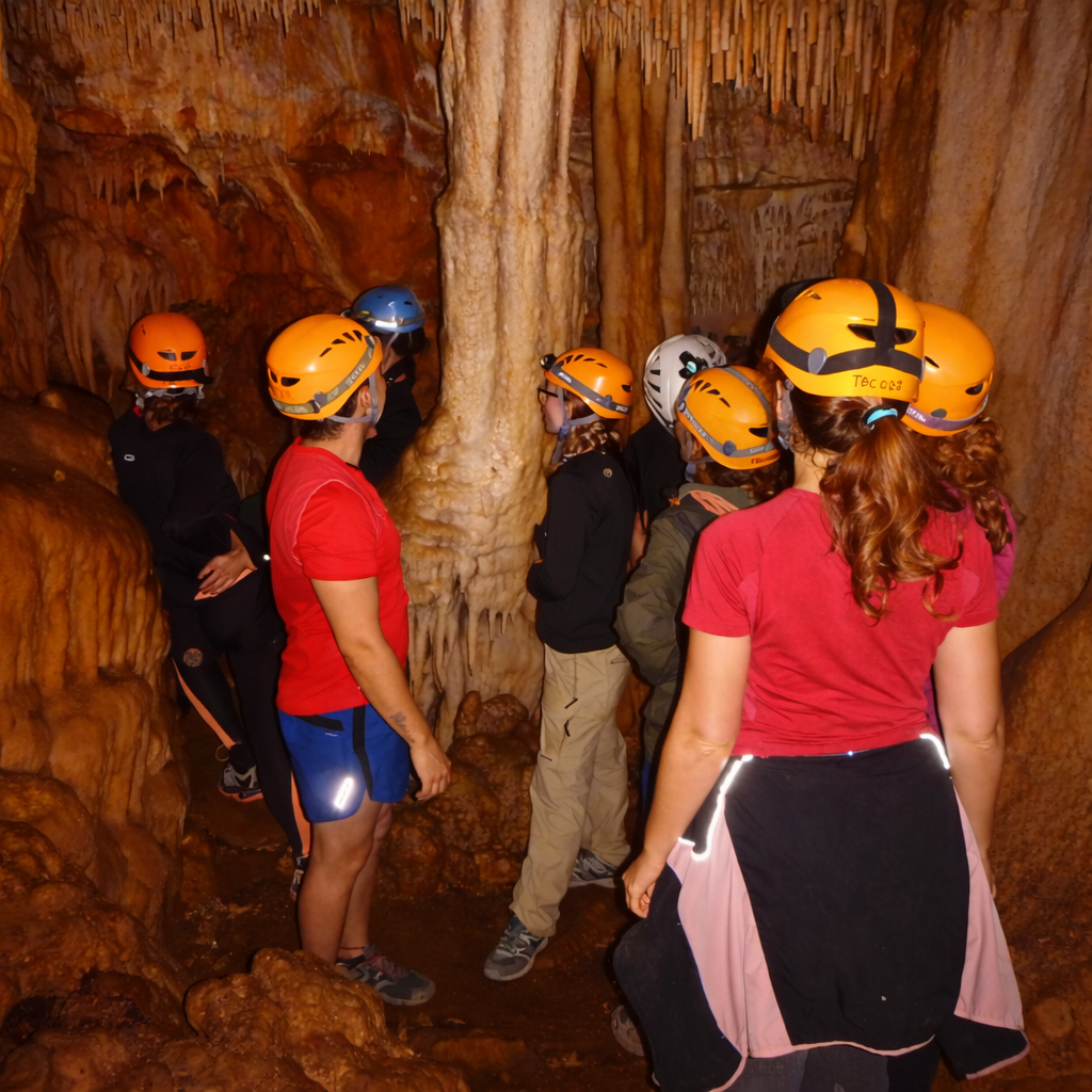 Coladas y estalactitas en la Cueva del Tortero