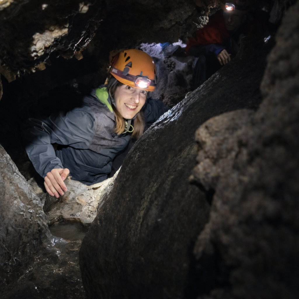 Paso estrecho en la Cueva de la Sarsa