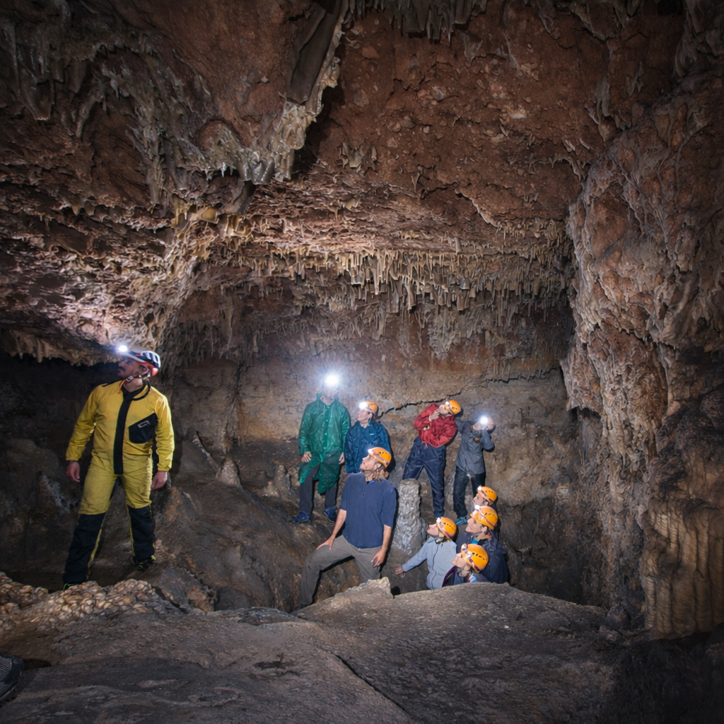 Grupo de espeleología en la Cueva de la Sarsa