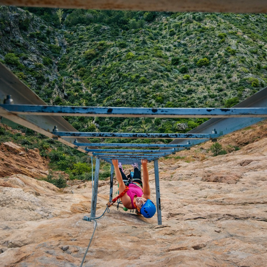Paso bajo el puente metálico de la Vía Ferrata de Redován