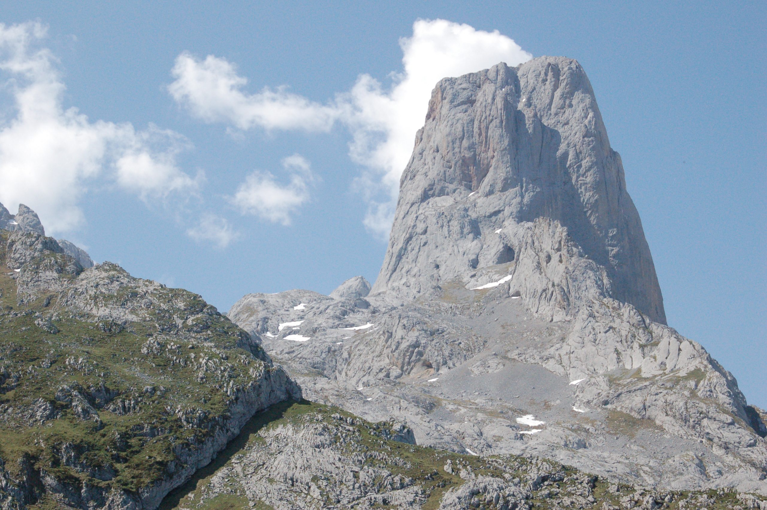 Aventuras por los Picos de Europa de Asturias con Tronkos y Barrancos Aventuras por los Picos de Europa de Asturias con Tronkos y Barrancos