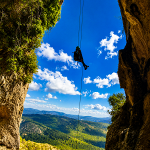 Rapel aéreo en la Sierra de la Serrella
