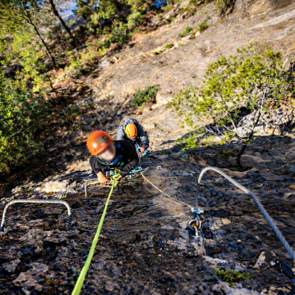 Tramo vertical en la vía ferrata de Enguera