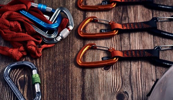 Sistemas de seguridad y aseguramiento para vías ferratas