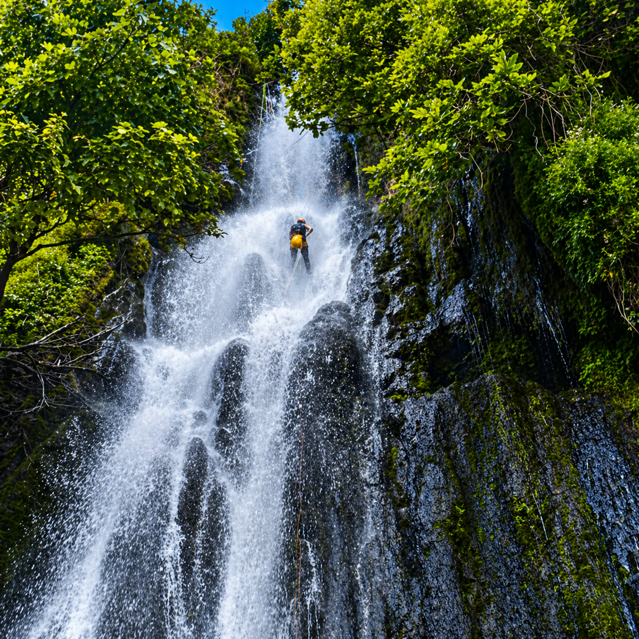 Descenso de la cascada El Monstruo en el Barranco del Nacimiento, barranquismo en Millares, Valencia.