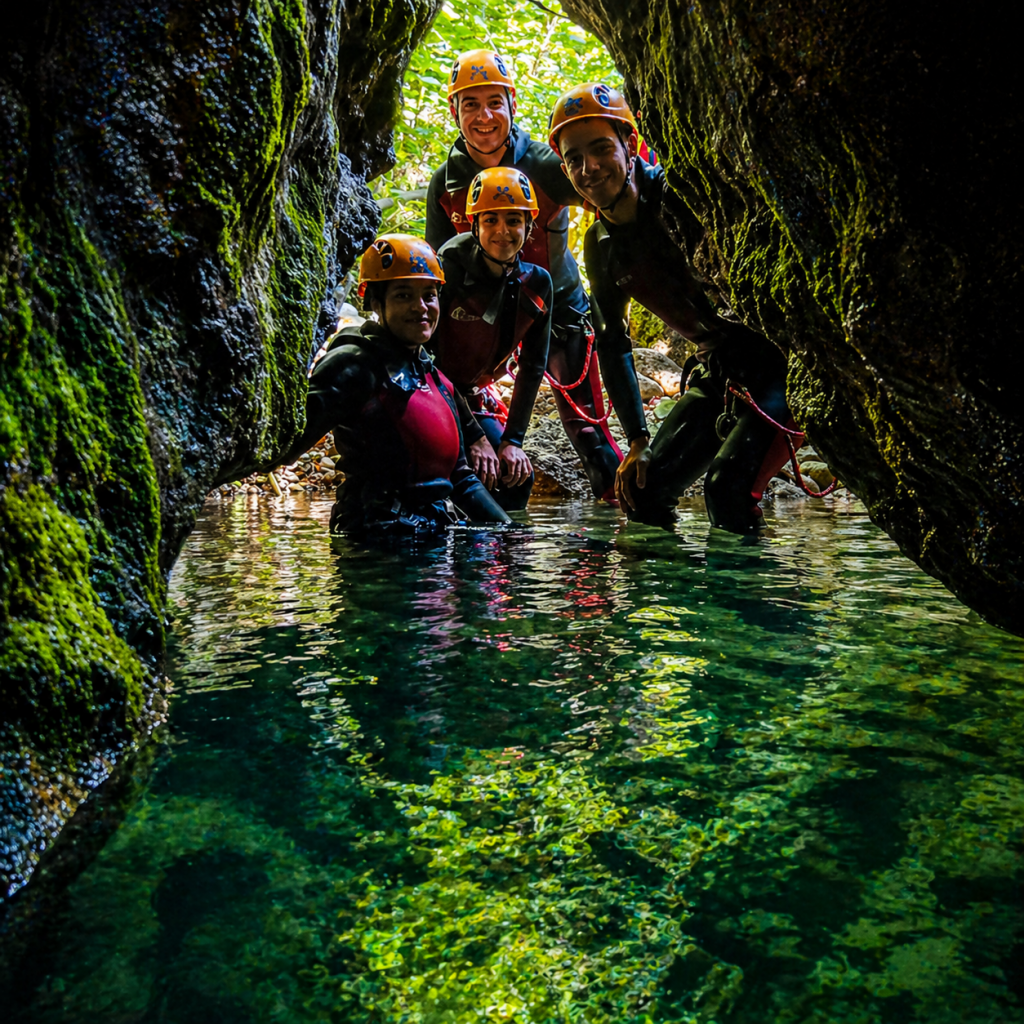Grupo reducido practicando barranquismo en el Gorgo de la Escalera de Anna, Valencia.