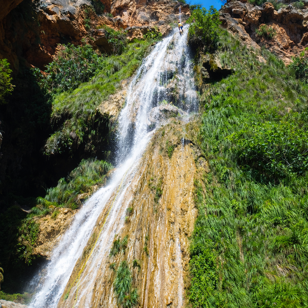 Gran cascada durante el descenso del Barranco de Otonel, Valencia